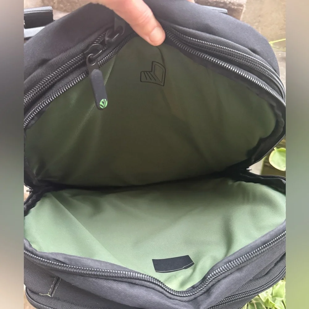NWT Targus 17